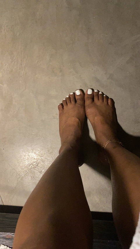 Header of kinky-toes